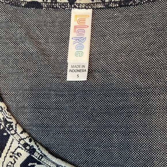 LuLaRoe Classic T - Size Small. Jacquard material - Picture 9 of 12